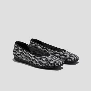 NWOT Vivaia "Margot Walker" Square-Toe V-Cut Flats Blk/Wht - Sz 43 EU/11 US